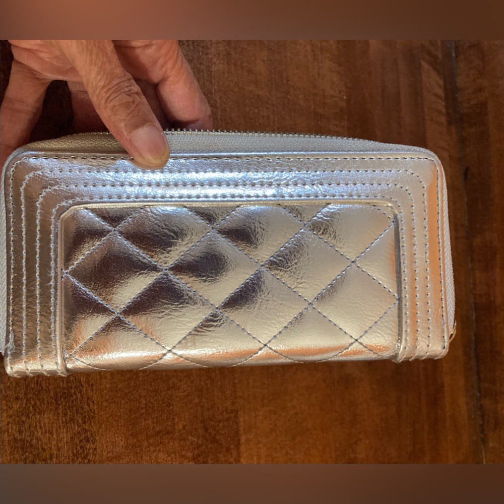 Boho Quilted Puffer Wristlet Wallet. Silver.
Metallic. Zipper.